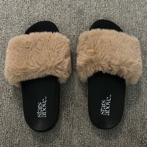 Stars Above slippers. Size M 7/8 in great condition